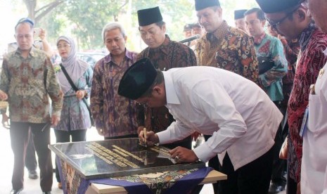  Menag Lukman Hakim Saifuddin meresmikan gedung KH Arief Mustaqiem IAIN Tulungagung, Rabu (10/5). 