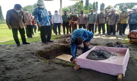 Gedung kuliah III Universitas Brawijaya (UB) mulai dibangun bersamaan dengan masjid di Kediri, Kamis (12/5/2022). Pembangunan ini ditandai dengan proses peletakan batu pertama diikuti dengan penandatanganan prasasti oleh Rektor UB, Profesor Nuhfil Hanani disaksikan oleh Wali Kota Kediri Abdullah Abu Bakar dan Direktur PSDKU UB Kediri Profesor Darsono Wisadirana. 