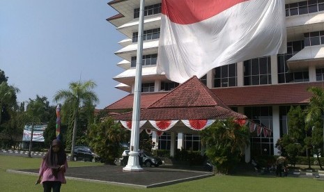 Gedung rektorat UPN disleimuti bendera raksasa.