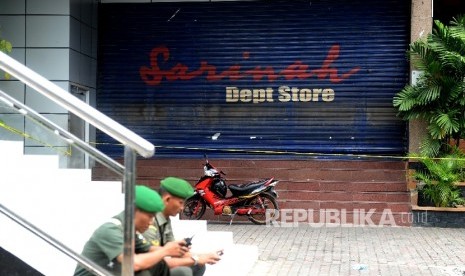 Gedung Sarinah ditutup usai ledakan bom di Pos Polisi Sarinah, Jakarta, Kamis (14/1).    (Republika/Wihdan)