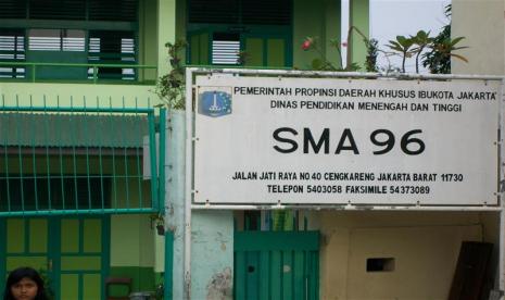 Gedung Sekolah Menengah Atas Negeri (SMAN) 96 di Jalan Jati Raya, Kelurahan Cengkareng Timur, Kecamatan Cengkareng, Jakarta Barat (Jakbar), roboh.