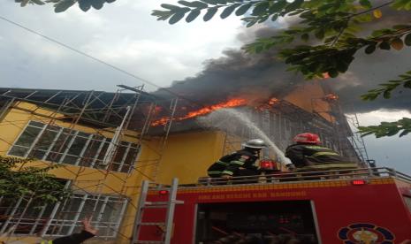 Gedung Sistem Layanan dan Rujukan Terpadu (SLRT) milik Pemerintah Kabupaten Bandung ludes terbakar api, Jumat (2/10) sekitar pukul 14.50 Wib di Jalan Terusan Al-Fathu. Penyebab kebakaran diduga berasal dari percikan api yang berasal dari kabel las para pekerja yang sedang mengelas bagian atap gedung.