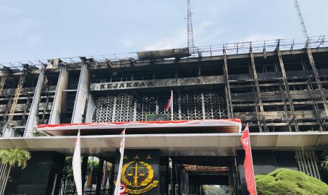 Gedung utama Kejaksaan Agung yang terbakar dilihat pada Ahad (23/8).