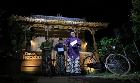 Geguritan Disenandungkan oleh Seniman R. Bambang Nursinggih di Omah Kecebong