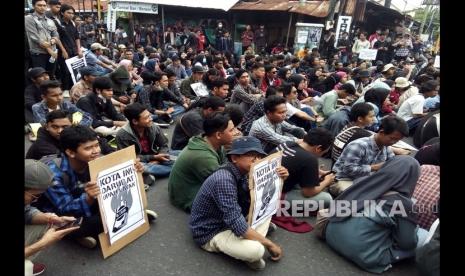 Gejayan Memanggil #3. Aliansi Mahasiswa Jogja menggelar aksi di pertigaan Gejayan, Yogyakarta, Senin (9/3). Mereka menuntut penolakan RUU Omnibus Law.(Republika/Wihdan Hidayat)