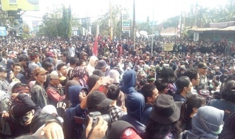 Gejayan Memanggil. Mahasiswa dari berbagai kampus di Yogyakarta menggelar aksi di Jalan Gejayan, Yogyakarta, Senin (23/9/2019).