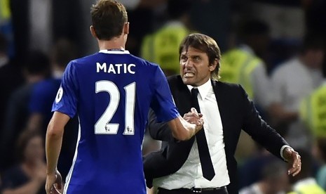 Gelanda Chelsea, Nemanja Matic (kiri) bersama pelatih, Antonio Conte.