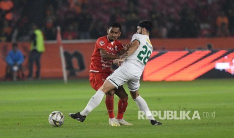 Gelandang Persija Jakarta Rizki Ramdani Lestaluhu (kiri) berusaha melewati hadangan pemain Persebaya Surabaya Aryn Glen Williams (kanan) pada laga vLiga-1 Indonesia di Stadion Utama Gelora Bung Karno (GBK), Jakarta, Selasa. Demi menghadapi kompetisi musim depan, Persija perpanjang kontrak pemain andalan. Ilustrasi.