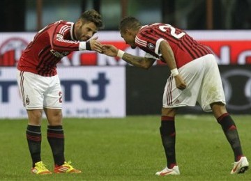 Gelandang AC Milan, Antonio Nocerino (kiri), melakukan selebrasi sentuh jari dengan rekannya, Kevin Prince Boateng, usai menjebol jala Siena di San Siro, Milan, Sabtu (17/12).