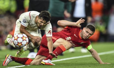 Gelandang AC Milan Brahim Diaz (kiri) saat dijegal kapten Liverpool James Milner.