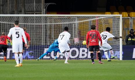 Gelandang AC Milan Franck Kessie (kanan) saat membobol gawang lawan lewat titik putih.