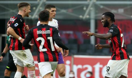 Gelandang AC Milan Franck Kessie (kanan) merayakan gol bersama rekan-rekannya.