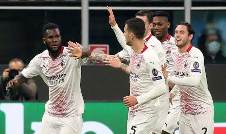 Gelandang AC Milan Franck Kessie (kiri) merayakan golnya ke gawang Red Star Belgrade bersama rekan-rekannya.