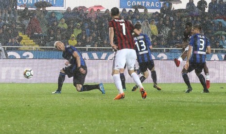 Gelandang AC Milan Franck Kessie mencetak gol ke gawang Atalanta, Ahad (13/5) waktu setempat.