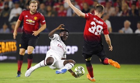 Gelandang AC Milan, Franck Kessie (tengah), berusaha mengadang gelandang Manchester United, Scott McTominay (kanan) pada laga International Champions Cup, Kamis (26/7) pagi WIB.