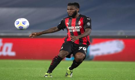 Gelandang AC Milan Franck Kessie diminati Barcelona.