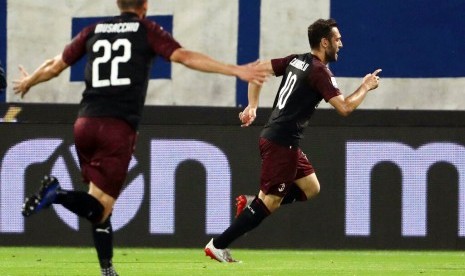 Gelandang AC Milan Hakan Calhanoglu (kanan) merayakan golnya ke gawang SPAL.