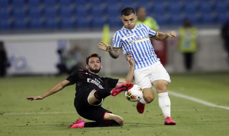 Gelandang AC Milan Hakan Calhanoglu (kiri), berduel dengan penggawa SPAL Gabriel Strefezza pada lanjuta Seri A 2019/2020 di Paolo Mazza, Kamis (2/7).