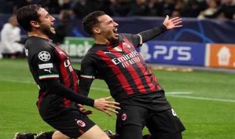 Gelandang AC Milan Ismael Bennacer (kanan) merayakan golnya ke gawang Napoli pada perempat final Liga Champions.