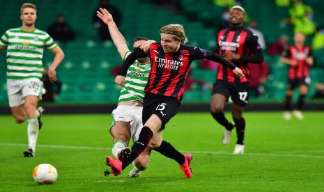 Gelandang AC Milan Jens Petter Hauge (kedua kanan) beraksi saat menghadapi Celtic di Liga Europa. Hauge menyumbang satu gol dalam kemenangan Milan 3-1.