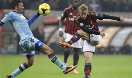 Gelandang AC Milan Keisuke Honda (kanan) pada laga melawan Torino, Ahad (2/2) dini hari WIB.