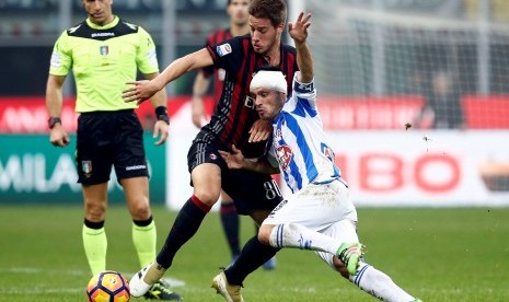 Gelandang AC Milan, Mario Pasalic (tengah) pada laga debutnya lawan Pescara akhir Oktober lalu. Pasalic kini menjadi pilihan utama pelatih, Vicenzo Montella.