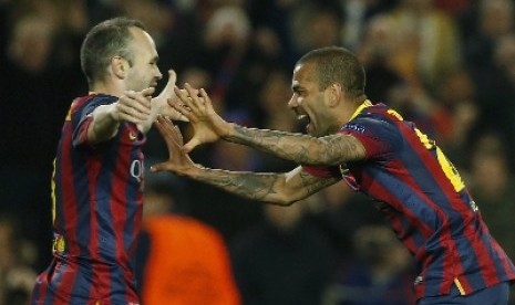 Gelandang  Andres Iniesta bersama Daniel Alves.