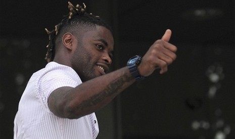 Gelandang anyar Barcelona, Alex Song.