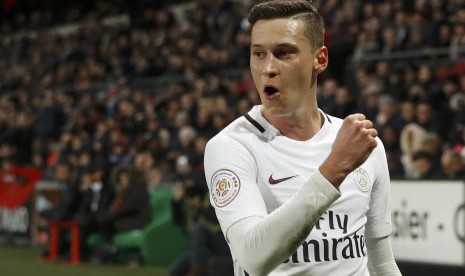 Gelandang anyar Paris Saint-Germain (PSG), Julian Draxler merayakan golnya ke gawang Stade Rennais pada laga Ligue 1 di stadion Rennais, Sabtu (14/1). PSG menang 1-0 pada laga ini.