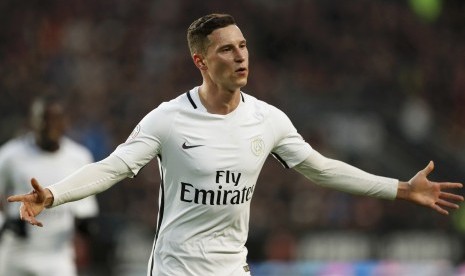 Gelandang anyar Paris Saint-Germain (PSG), Julian Draxler merayakan golnya ke gawang Stade Rennais pada laga Ligue 1 di stadion Rennais, Sabtu (14/1). PSG menang 1-0 pada laga ini.