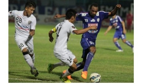 Gelandang Arema Cronus Lancine Kone (kanan) berusaha melewati pemain Bali United Fadil Sausu (tengah) dan Komang Adi Parwa (kiri) dalam pertandingan leg pertama perempat final Piala Presiden di Malang, akhir pekan lalu.