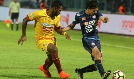 Bek Sriwijaya FC, Markho Sandy Merauje (kiri), berusaha mengadang gelandang Arema FC, Adam Alis (kanan) dalam pertandingan Liga 1 di Stadion Kanjuruhan, Malang, Jawa Timur, 7 Juli 2017. Arema mengalahkan Sriwijaya FC dengan skor 3-2.