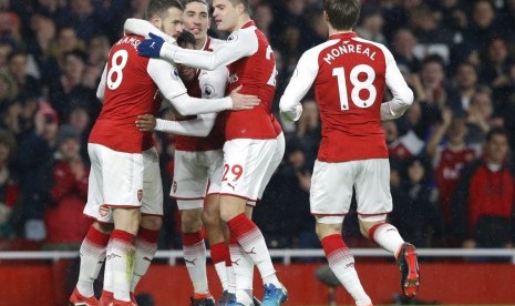 Gelandang Arsenal Aaron Ramsey (kiri) merayakan golnya ke gawang Everton bersama rekan-rekannya.