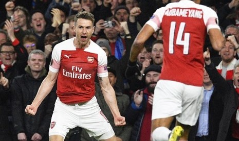 Gelandang Arsenal Aaron Ramsey (kiri) merayakan golnya ke gawang Napoli.