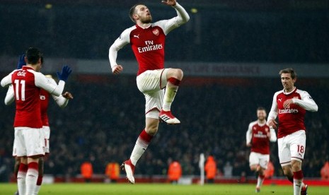 Gelandang Arsenal Aaron Ramsey (tengah) merayakan golnya ke gawang Everton.