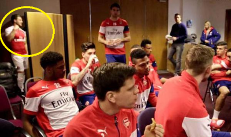 Gelandang Arsenal Aaron Ramsey tidak sengaja membocorkan jersey Arsenal yang baru untuk musim depan