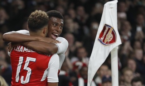 Gelandang Arsenal Alex Iwobi (kanan), merayakan gol rekannya, Alex Oxlade-Chamberlain pada laga Piala Liga Inggris lawan Reading di stadion Emirates, Rabu (26/10) dini hari WIB. Pada laga itu, Arsenal menang 2-0.