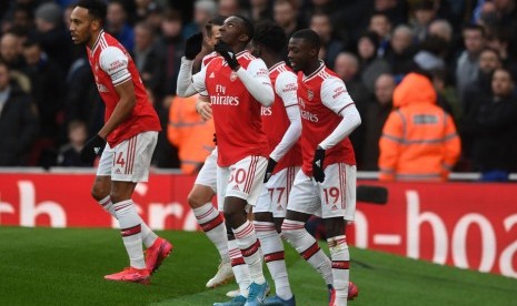 Gelandang Arsenal Eddi Nketiah (tengah) merayakan golnya ke gawang Everton. 