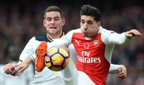 Gelandang Arsenal, Hector Bellerin saat laga lawan Tottenham Hotspur di stadion Emirates, Ahad (6/11). Bellerin dikabarkan segera menandatangani kontrak baru bersama the Gunners.