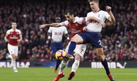 Gelandang Arsenal Henrikh Mkhitaryan (kedua kanan) berebut bola dengan pemain Tottenham Hostpur Juan Foyth.