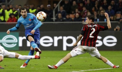 Gelandang Arsenal Henrikh Mkhitaryan melepaskan tendangan saat menghadapi AC Milan pada pertandingan leg pertama babak 16 besar Liga Europa, Jumat (9/3) dini hari WIB.