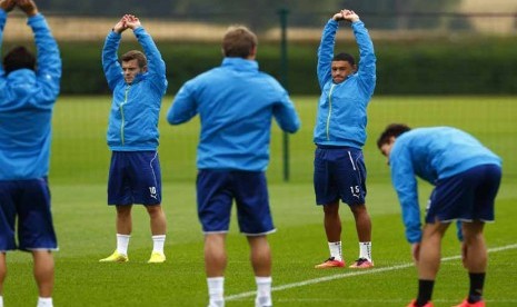 Gelandang Arsenal, Jack Wilshere (dua kiri), bersama rekan setimnya menggelar latihan di London Colney, London utara, Selasa (26/8). 