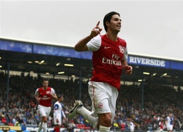 Gelandang Arsenal, Mikel Arteta, saat merayakan golnya kala membela The Gunners.