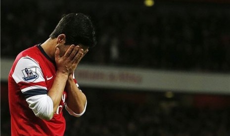 Gelandang Arsenal, Mikel Arteta, tertunduk lesu setelah gagal melakukan eksekusi penalti saat menghadapi Fulham di laga Liga Inggris di Stadion Emirates, London, Sabtu (10/11). 