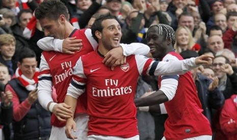 Gelandang Arsenal, Santi Cazorla, bersama rekan-rekannya merayakan golnya ke gawang Tottenham Hotspur pada laga derby London utara di Emirates Stadium, Sabtu (17/11) malam, Pada pertandingan tersebut The Gunners menang dengan skor telak 5-2.