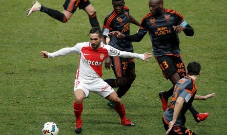 Gelandang AS Monaco, Joao Moutinho (tengah) dikawal beberapa pemain FC Lorient pada laga Ligue 1 di stadion Louis II, Ahad (22/1). Monaco menang telak, 4-0.