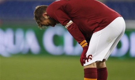 Gelandang AS Roma, Daniele De Rossi, tampak kecewa usai timnya gagal menang.