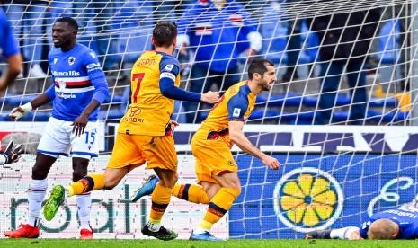 Gelandang AS Roma, Henrikh Mkhitaryan (kanan) merayakan gol ke gawang Sampdoria pada laga Serie A di Stadion Luigi Ferraris, Senin (4/4/2022) dini hari WIB. Roma menang 1-0.