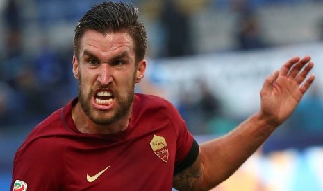 Gelandang AS Roma, Kevin Strootman merayakan golnya ke gawang Lazio pada laga Serie A di stadion Olimpico, Ahad (4/12). Roma menang 2-0 pada laga ini.