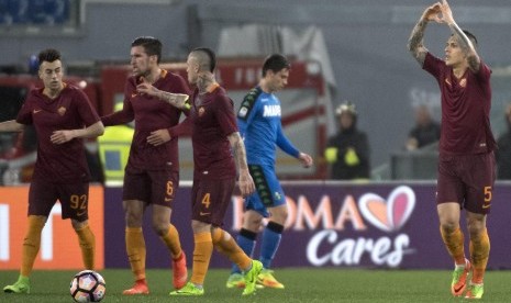 Gelandang AS Roma, Leandro Paredes (kanan) merayakan gol ke gawang Sassuolo pada laga Serie A di Olimpico, Ahad (19/3). Roma menang 3-1.